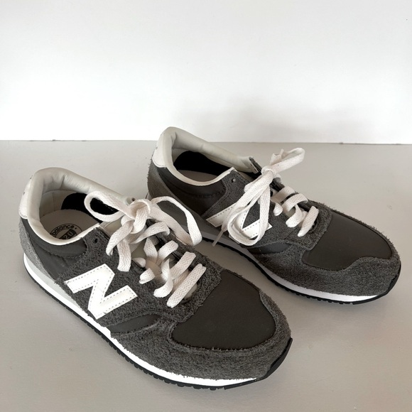 EUC New Balance 420 Navy Vintage Trainers in Blue Lyst, size 8 - Picture 1 of 11